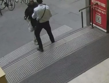 Η στιγμή που ο εξτρεμιστής μουσουλμάνος της Μελβούρνης μαχαιρώνει έναν ανύποπτο φύλακα εμπορικού κέντρου (βίντεο)
